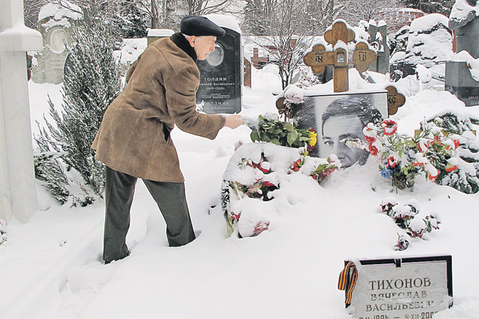 Василий Лановой: «Когда гляжу на сиротскую могилу Славы Тихонова, опускаются руки»